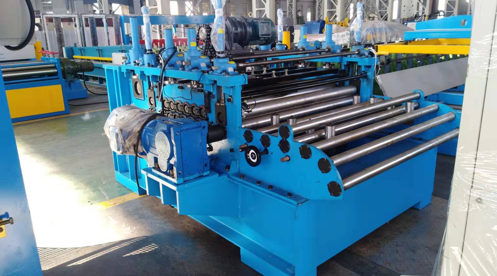 The heavy machine with leveling , cutting to length and slitting function