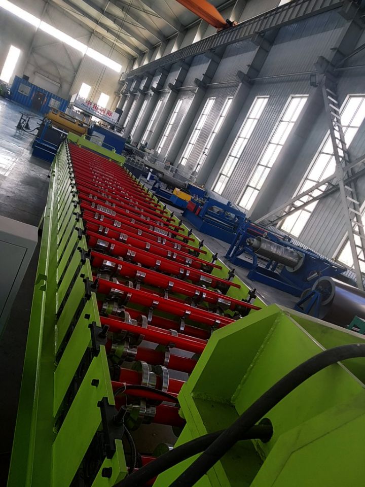 Introduce the roof panel roll forming machine structure