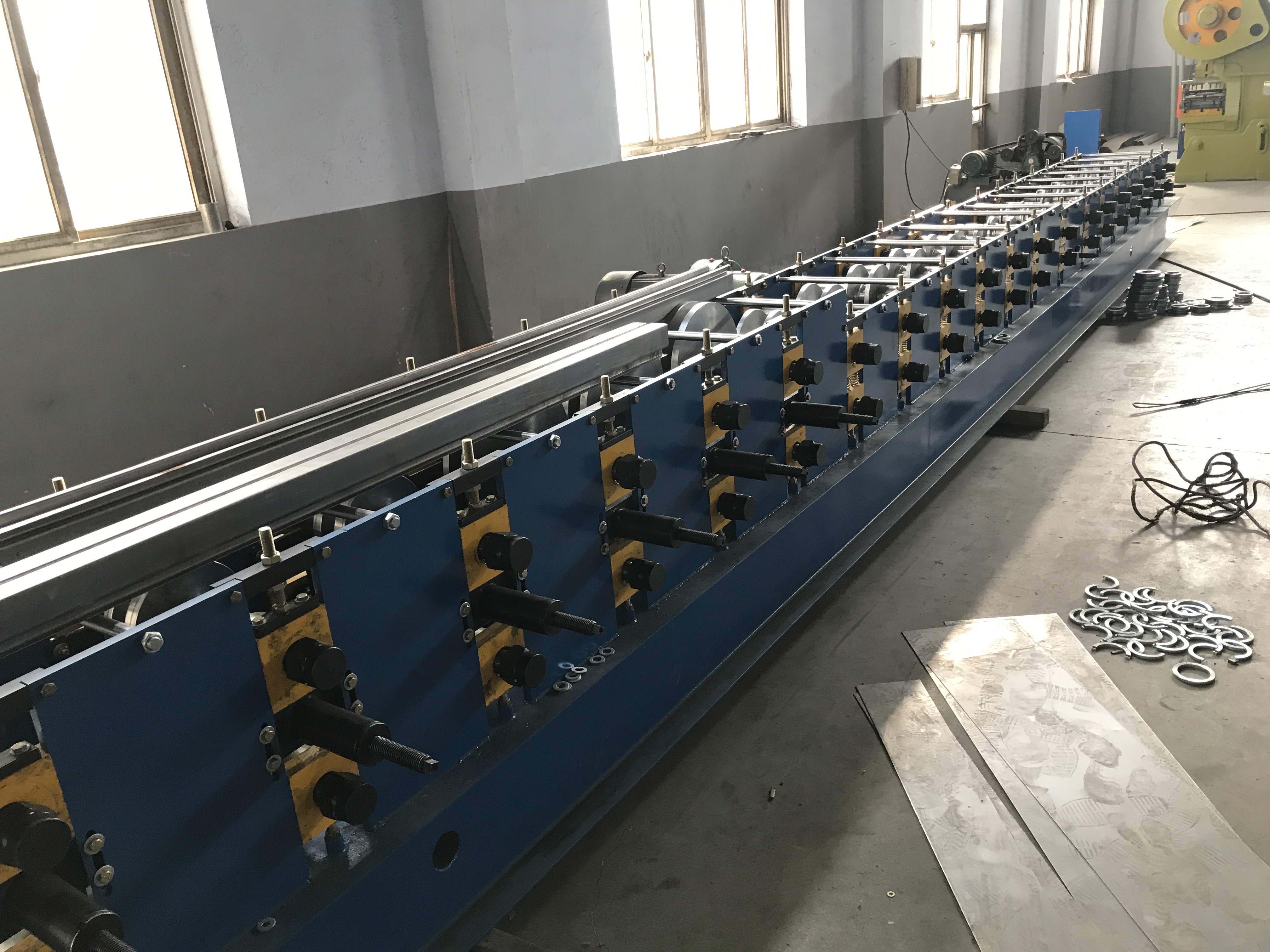 The shelves upright pillar roll forming machine is unders making