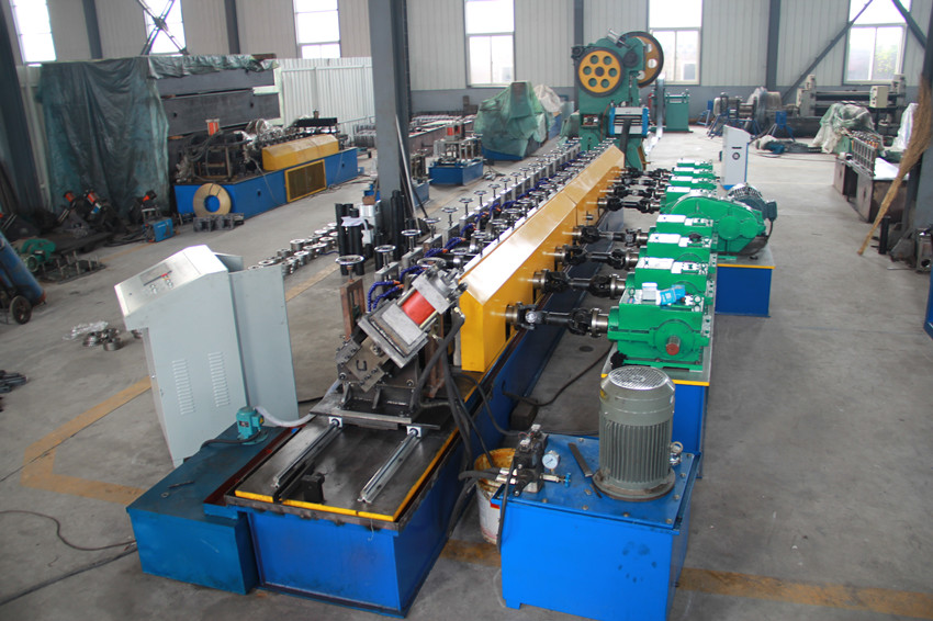 Heavy duty strut channel roll forming machine