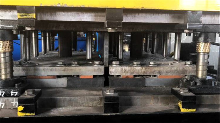 Guardrail Roll Forming Machine