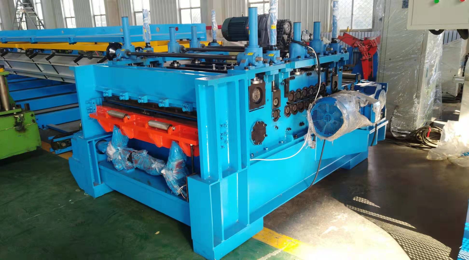 The heavy machine with leveling , cutting to length and slitting function