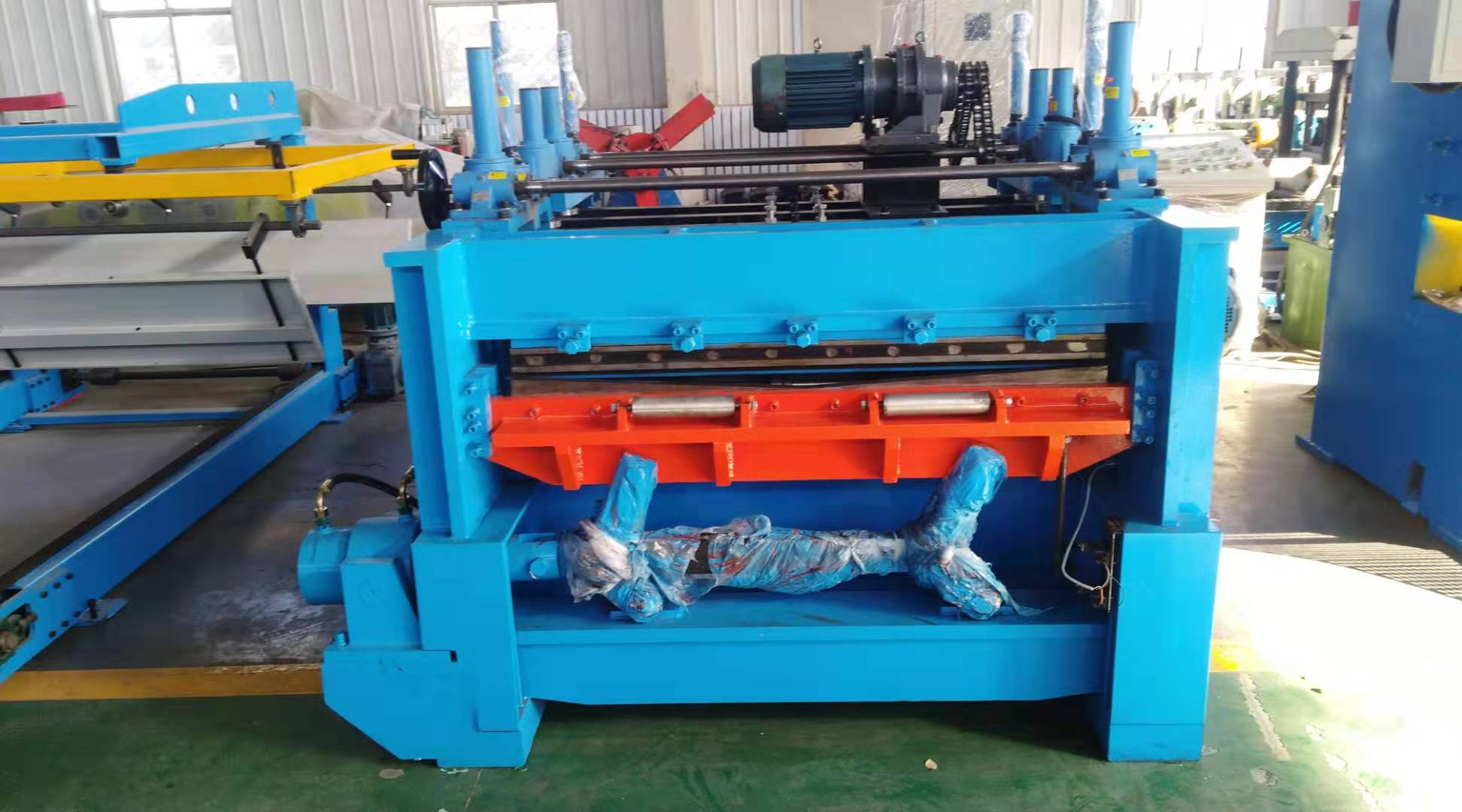 The heavy machine with leveling , cutting to length and slitting function