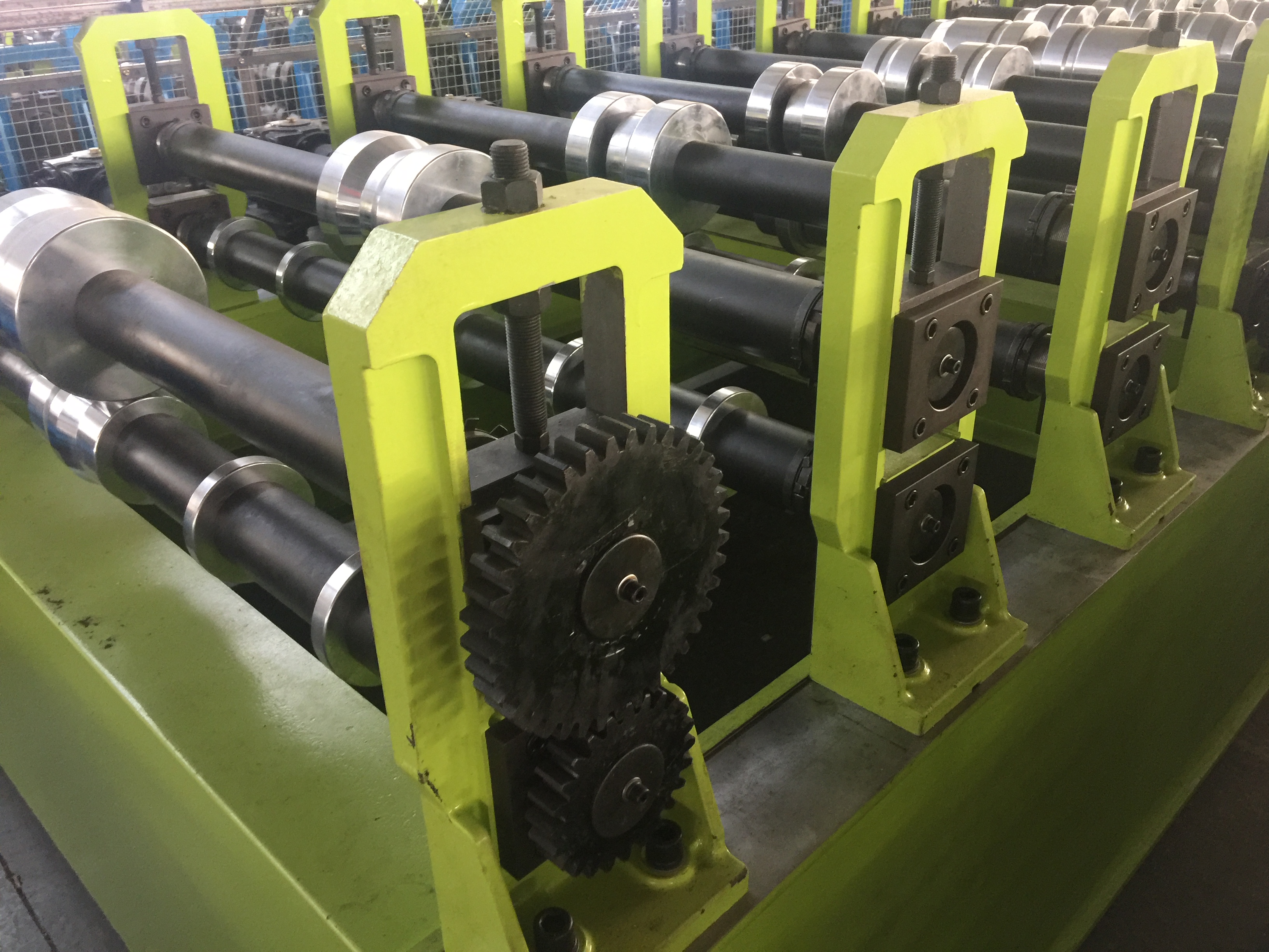Introduce the roof panel roll forming machine structure