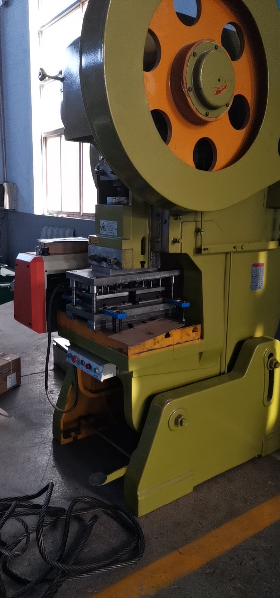 The shelves upright pillar roll forming machine is unders making