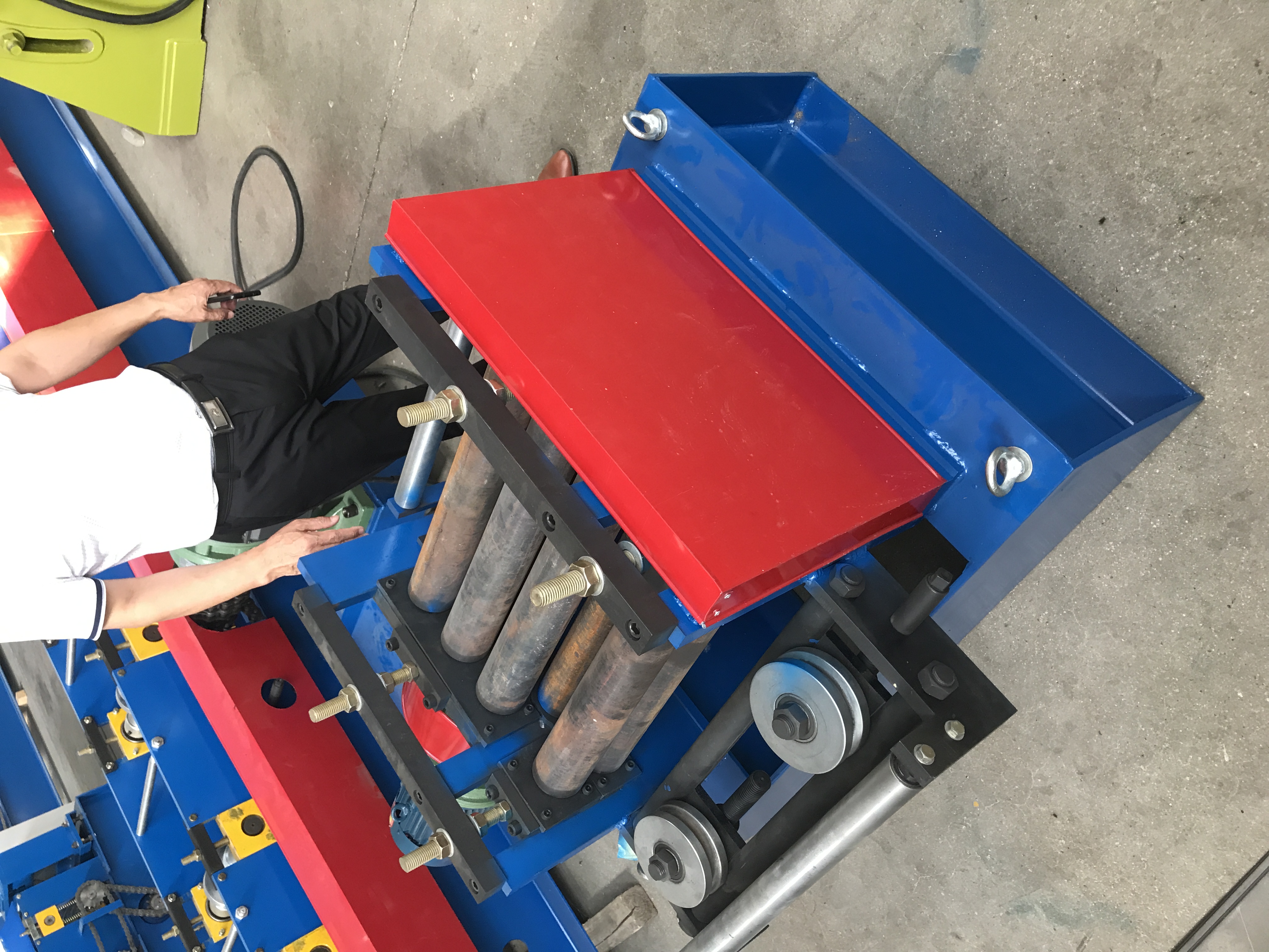 The shelves upright pillar roll forming machine is unders making