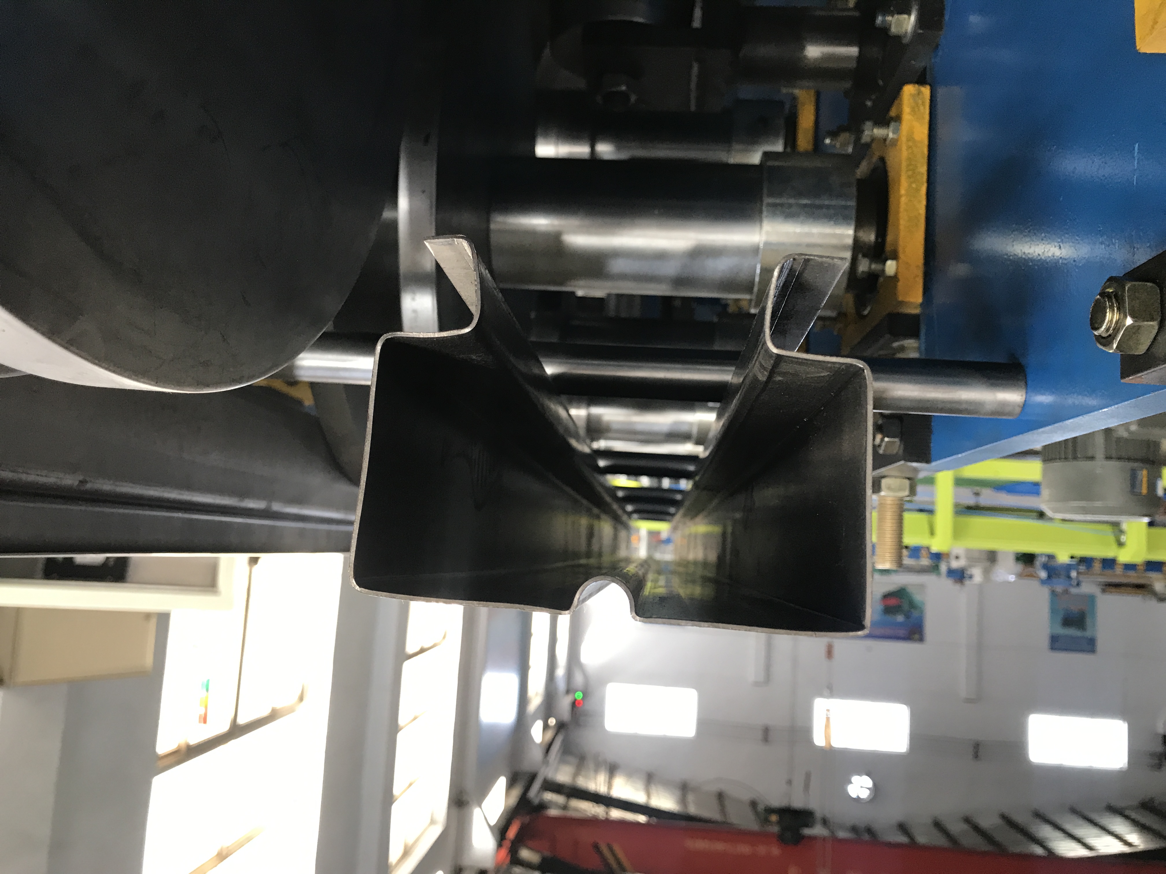 The shelves upright pillar roll forming machine is unders making